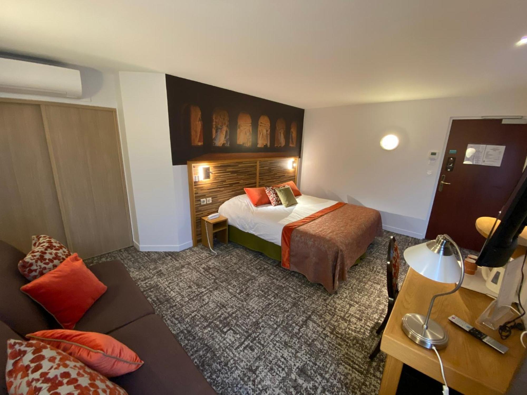 Hotel Logis - Le Christina Bourges Exterior foto